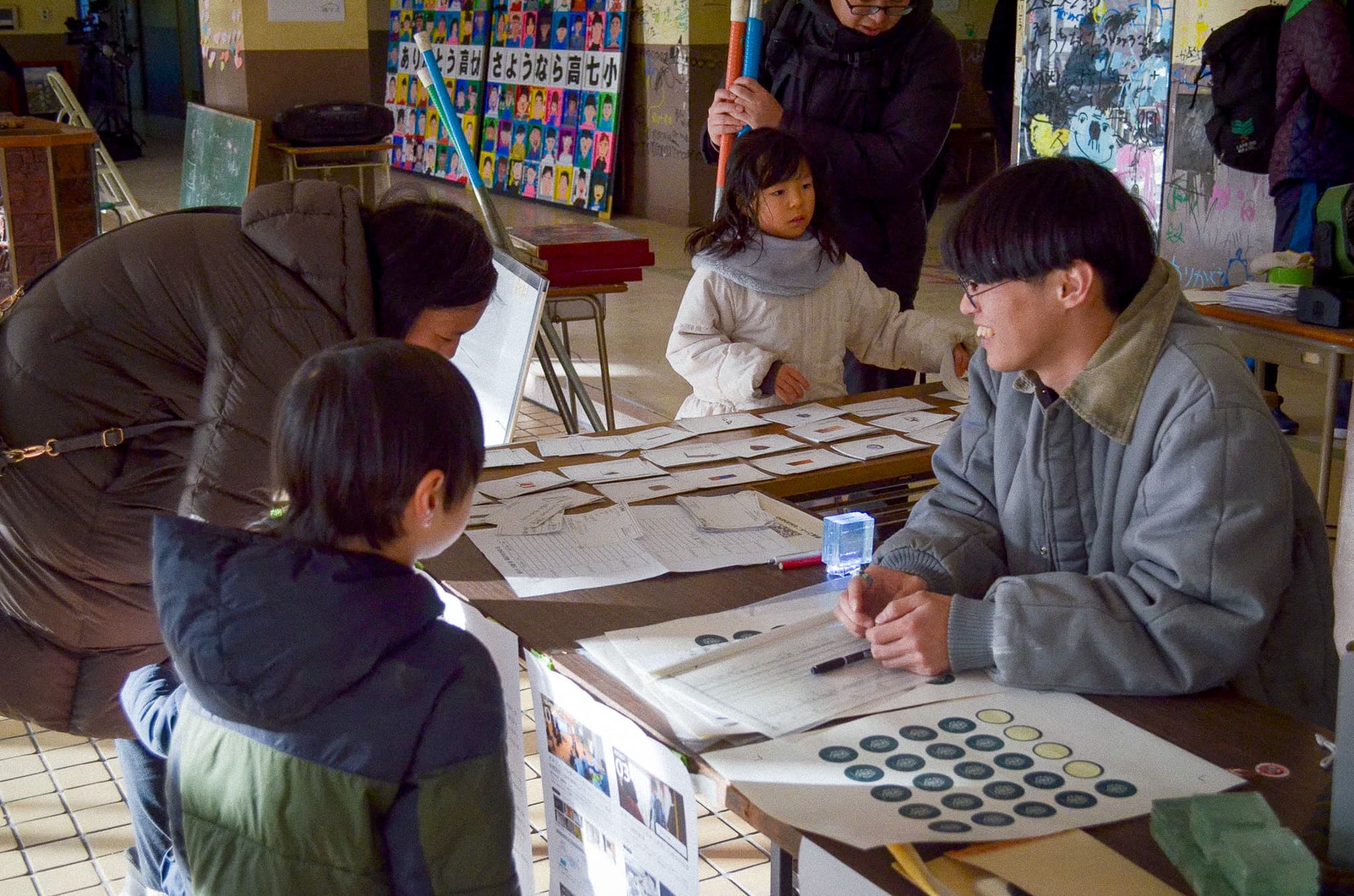 旧高島第七小学校棟下式第3弾で、解体材の活用法を考えるワークショップを実施